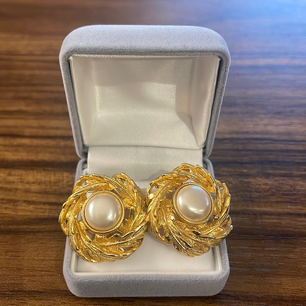 🔥Vintage Faux Pearl Gold Plated Clip-On Earrings🔥